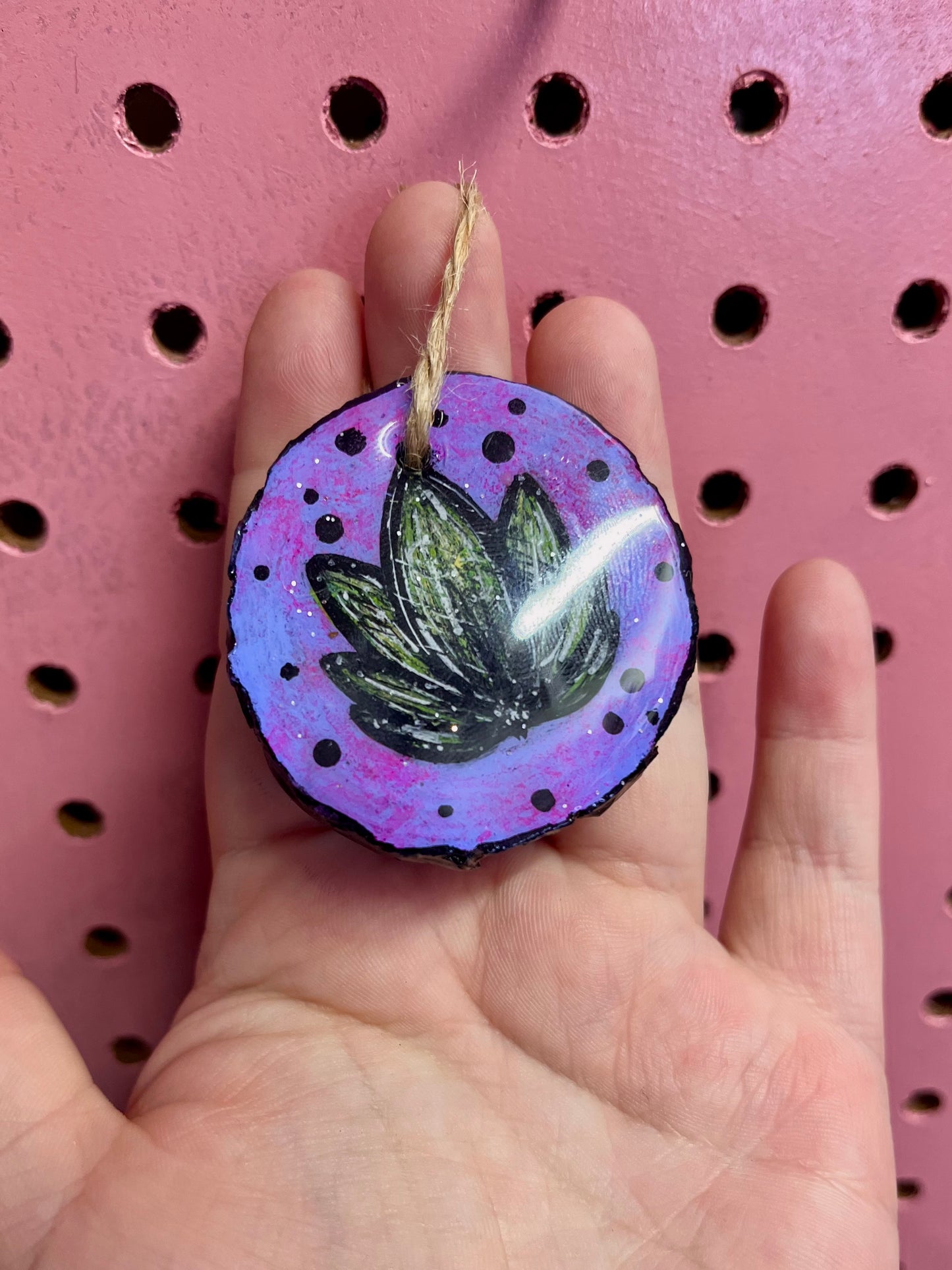 Petit ornement bûche cannabis #002💗🩵✨🍃