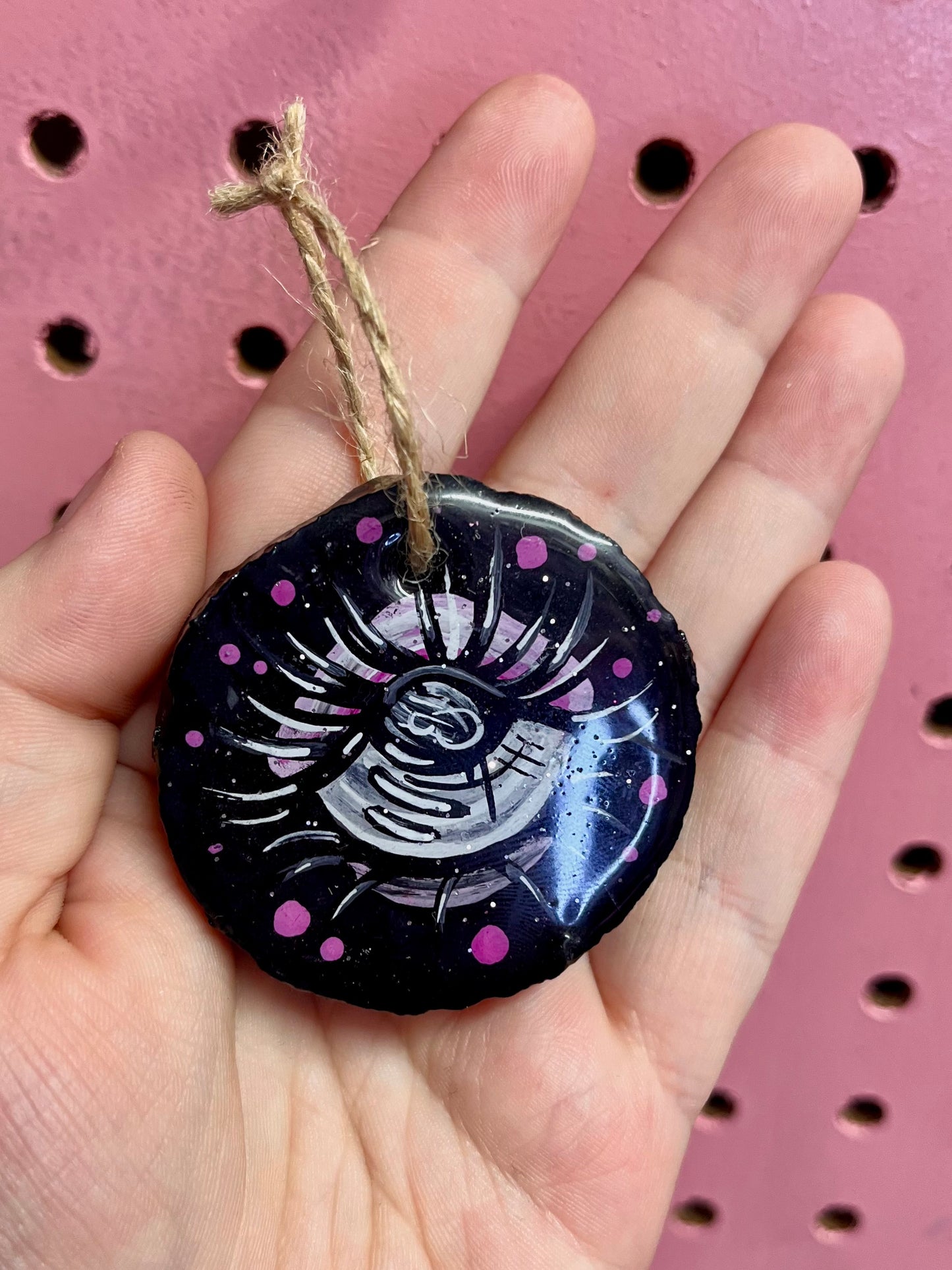Petit ornement bûche œil rose et noir 🖤🩷👁️✨