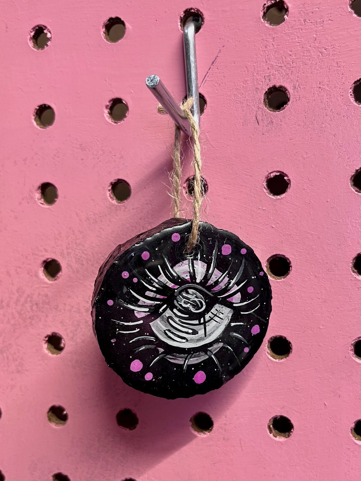 Petit ornement bûche œil rose et noir 🖤🩷👁️✨